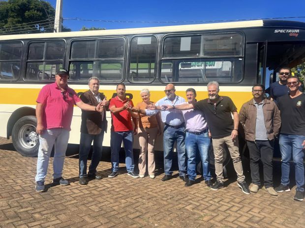 VEREADORES PARTICIPAM DE ENTREGA DE ÔNIBUS PARA SECRETARIA DE EDUCAÇÃO