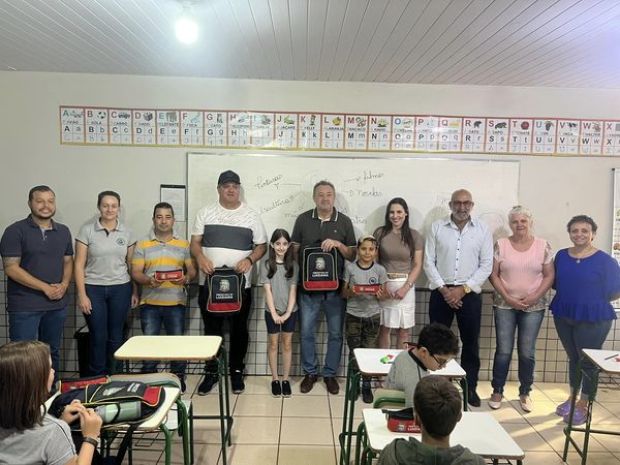 VEREADORES PARTICIPAM DA ENTREGA OFICIAL DE KIT DE MATERIAL ESCOLAR 